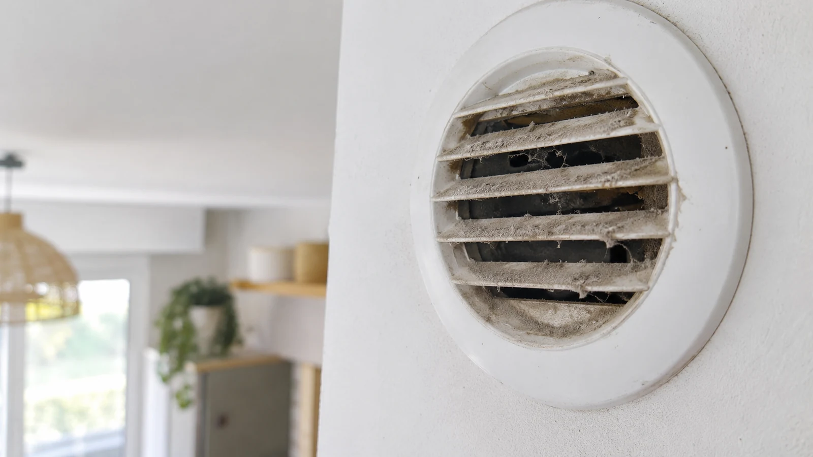 Poussière accumulée sur une bouche de VMC